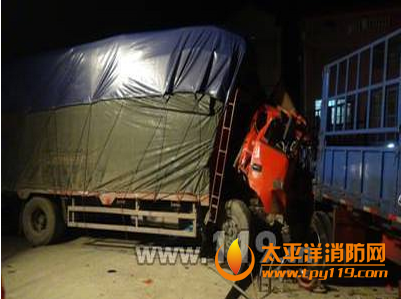 常德石门两车相撞1人被困