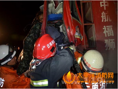 云南蒙河高速两车追尾