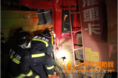 武汉两车相撞1人被困