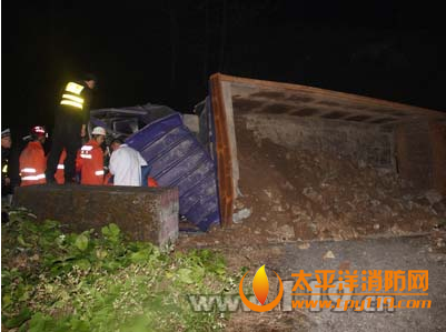 温州104国道货车侧翻1人被困