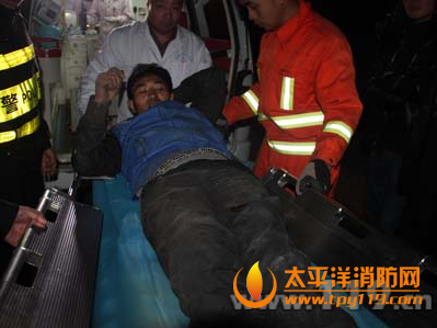 温州104国道货车侧翻1人被困