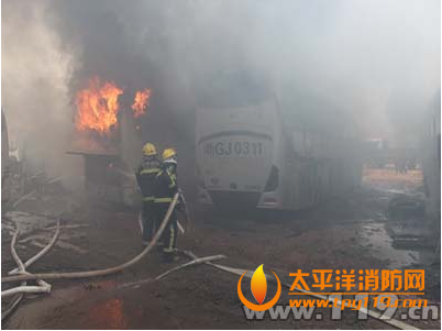 衢州一二手市场内大巴车起火