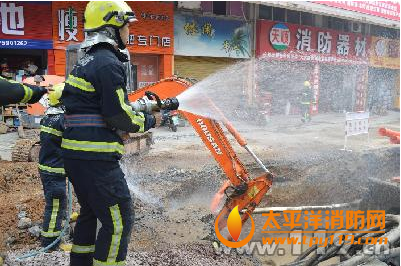 金华一路口天然气管道破裂