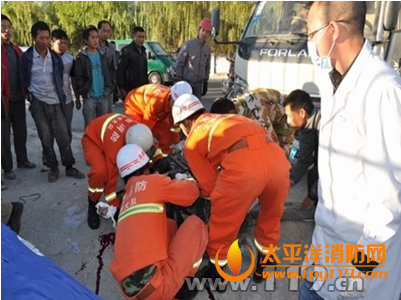 大理摩托车与货车相撞1人被困