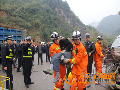 黔东两车相撞7人受伤被困