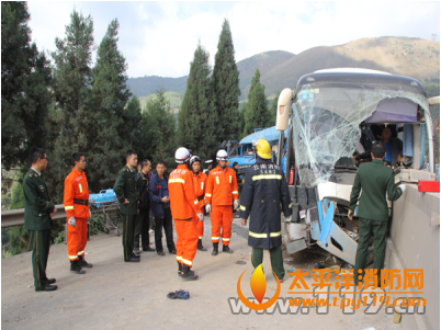 玉溪一客车撞向水泥隔离带