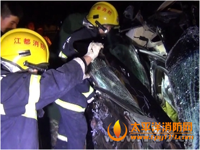 江苏一轿车穿越马路与半挂车相撞