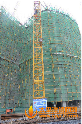重庆在建工地女子轻生被困塔吊
