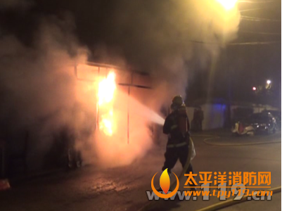 扬州小区内一羽绒服店着火