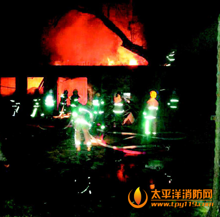 太原一家具厂库房起火