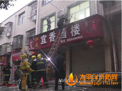 安陆市一酒楼起火2人被困