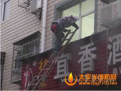 安陆市一酒楼起火2人被困