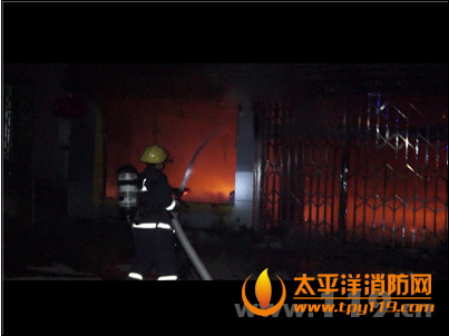 安徽池州一酒店起火4人被困