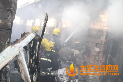 乌鲁木齐自建房起火