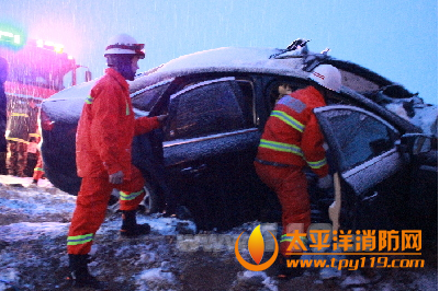 昌吉市收费站附近两车相撞1人被困