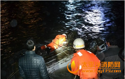 贵州一小轿车翻下河谷2人被困