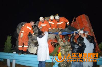 贵州黔大高速3辆货车相撞