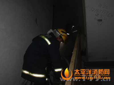 江苏一居民楼起火