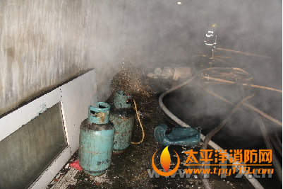 嘉兴一厂房仓库起火