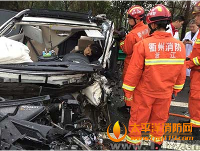 衢州G320国道两车相撞1人被困
