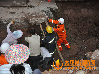 广西城港下水道发生塌方1人被埋