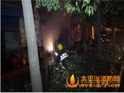 安徽合肥一门面房起火