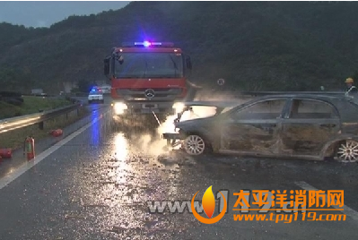 金华高速隧道口轿车起火