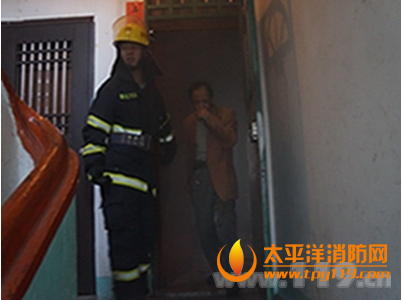 福建泉州一居民房起火2人被困