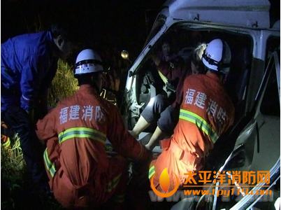 福建货车因刹车失灵冲入农田