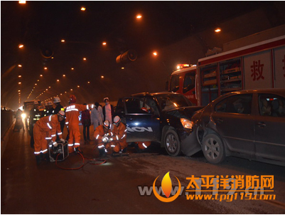 贵州黔东隧道四车相撞1人被困