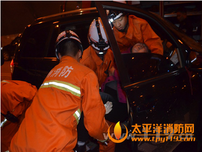 开封人工湖附近3名工人掉进建筑坑