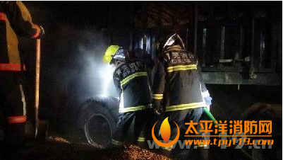 山东济青高速大货车轮胎爆炸起火