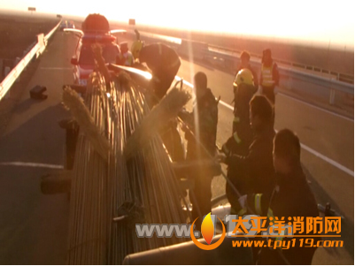 新疆连霍高速2车追尾1死1伤