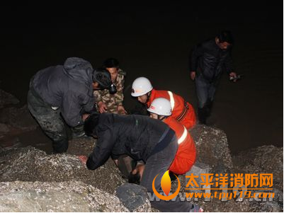 连云港5人被困沙滩