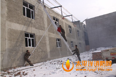 乌鲁木齐一家具厂起火多人被困