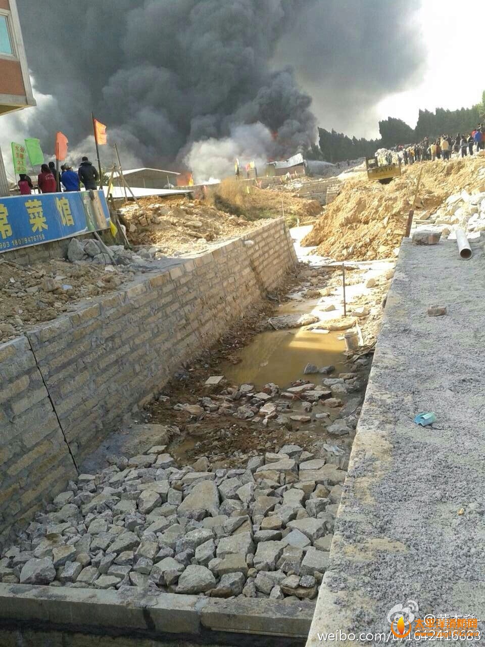 泉州一化工厂爆炸 消防迅速灭火