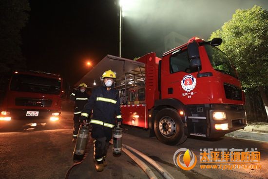 杭州一橡胶企业起火 29辆消防车前往现场救援