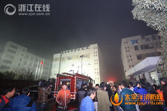 杭州一橡胶企业起火 29辆消防车前往现场救援