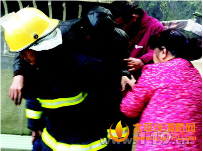 宜昌电缆厂一居民楼起火
