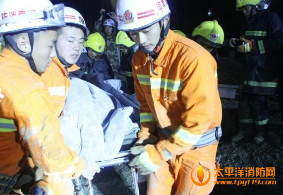 信阳小区建筑施工地坍塌