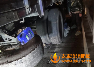 武汉大货车司机更换轮胎被卡