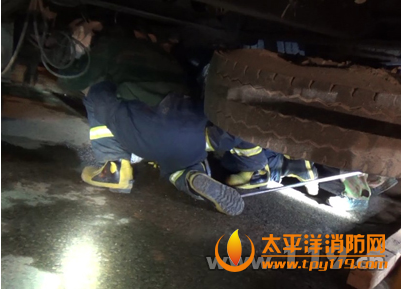 武汉大货车司机更换轮胎被卡