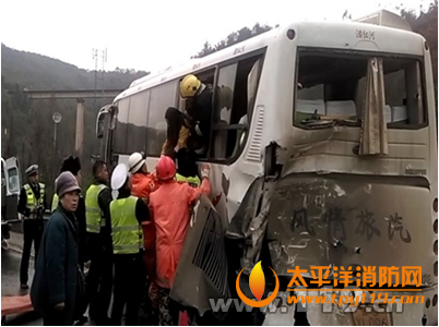 云南楚大高速两车追尾,客车冲出护栏