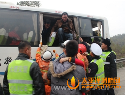 云南楚大高速两车追尾,客车冲出护栏
