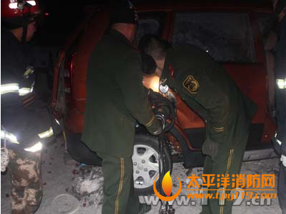 吉林302国道轿车撞桥柱