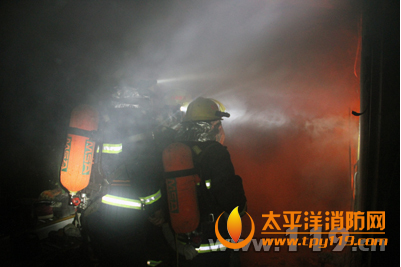 湖北咸丰县一住宅楼起火