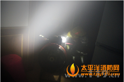 湖北咸丰县一住宅楼起火