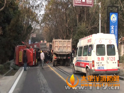宜昌夷陵区4车相撞2人被困