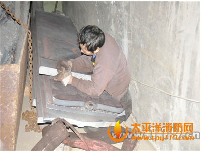 黄石铁山区工业圆一工人腿被钢板压住