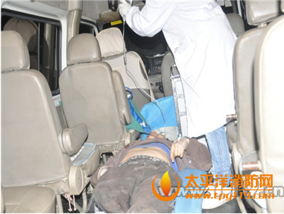 黄石铁山区工业圆一工人腿被钢板压住